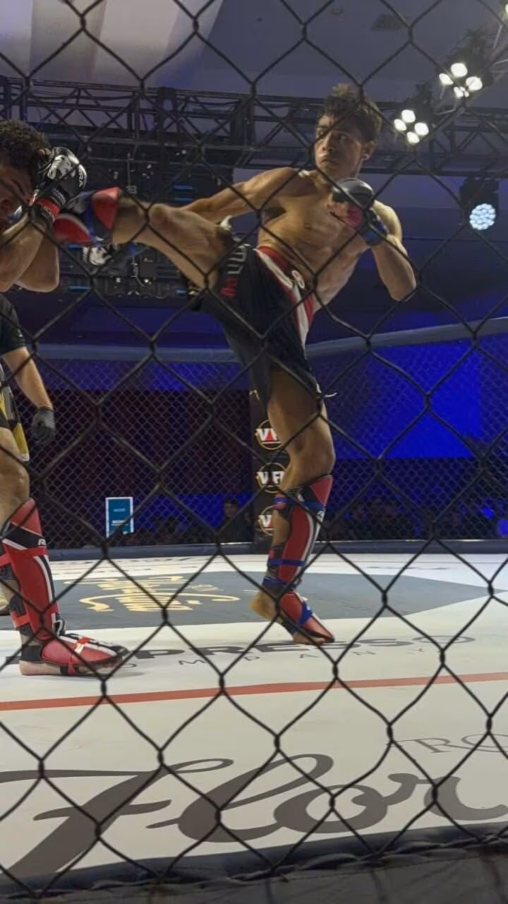 John Silva compitiendo en MMA