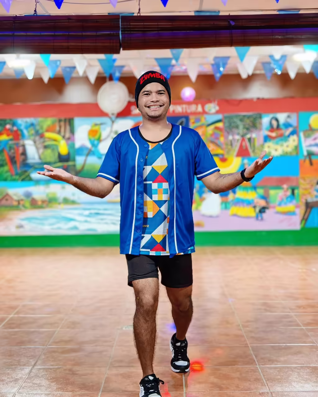 Joshi Guzmán dirigiendo una clase de Zumba